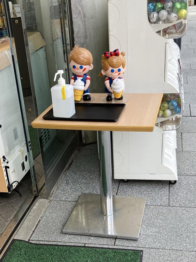 上野公園の売店。以前はこの位置に消毒液のテーブルはなかったと思われ、ニックン＆セイチャンもテーブルの設置と同時に外に置かれるようになったのだろうか。