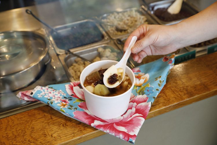 豆花（トッピングあり）770円。「二日酔いでも食べられる」と近隣の会社員にも人気。