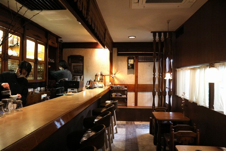 レトロ喫茶ならではの温かみ、都会の喫茶店らしい洗練された空気の両方をまとった店内。