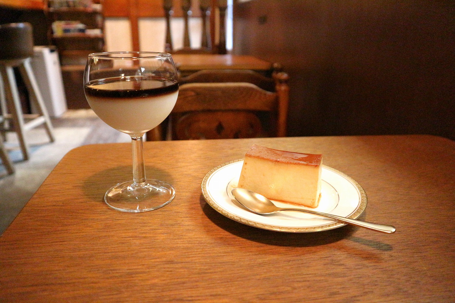 コーヒーとミルクが美しく二層に分かれたオレグラッセ（写真左）750円と、練乳とクリームチーズをたっぷり使ったプリン（写真右）600円。