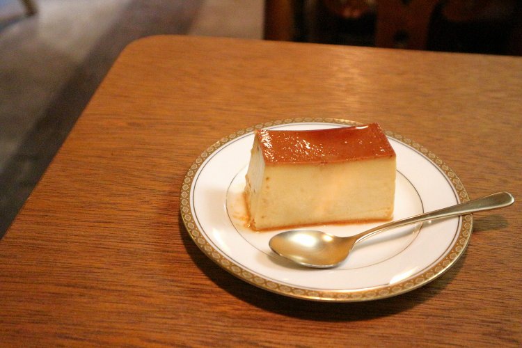 濃厚な味わいで人気を博すプリン600円。