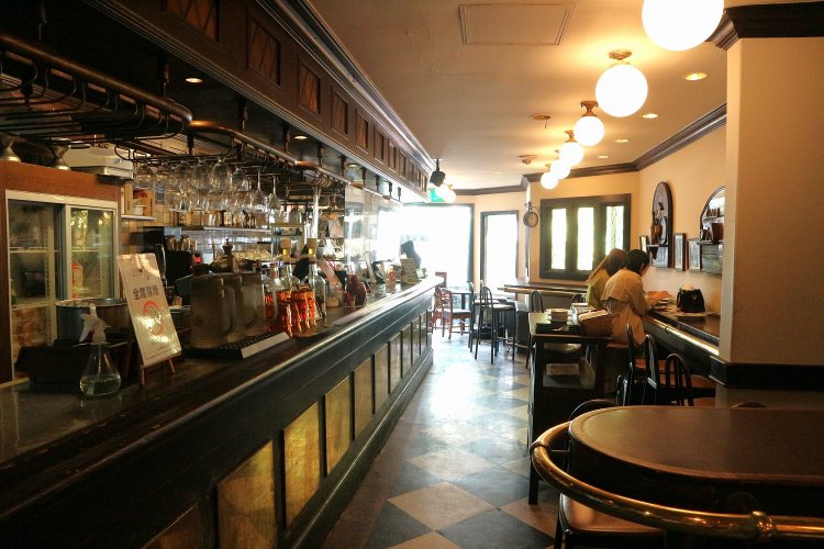 ヨーロッパ中を駆け巡ったオーナ社長こだわりの空間は、本場さながらの異国ムード。