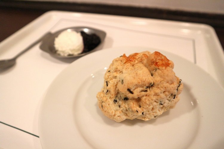 外側はサクッとかため、中はふかふかとした食感の自家製スコーンも美味。