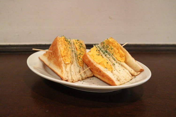 11時から味わえるランチセットは、ホットサンドとドリンクで580円。