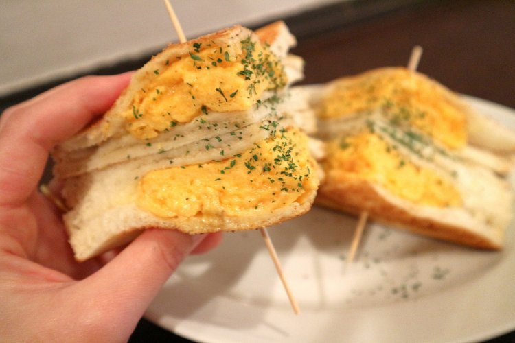 厚焼きたまごとツナのホットサンドは平日限定。土・日はメニューが変わる。