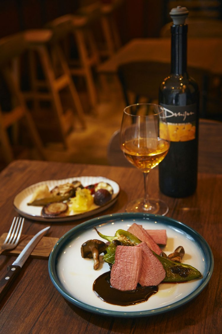 大三島産の夏鹿のロースト2500円。秋以降はイノシシが登場予定。野菜の持ち味を活かした総菜盛り合わせ900円もワインが進む。グラスワインは900円～。