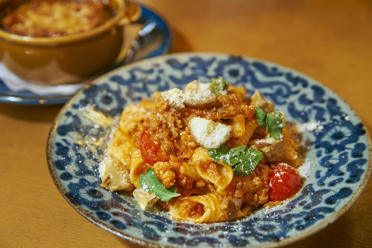 手打ちパスタに使う小麦粉や卵もトマトラグーのひき肉も愛媛産。