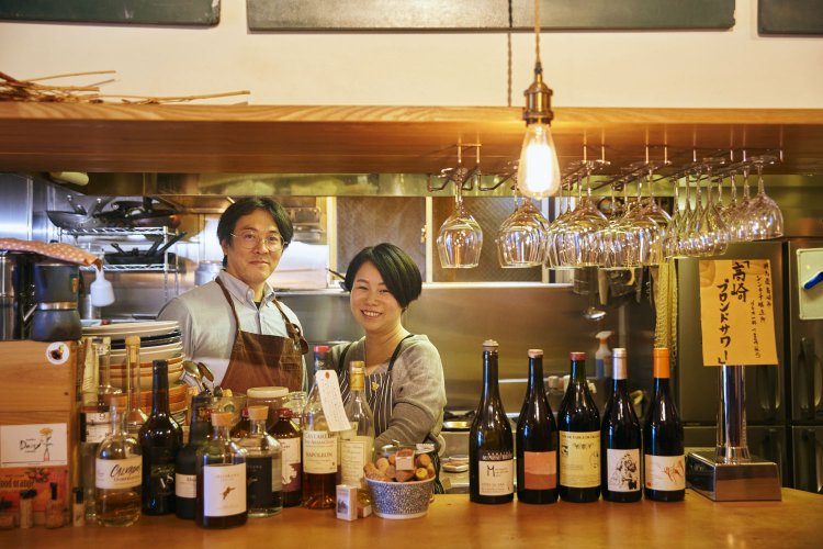 宜子さんはソムリエでパン作りも担当。