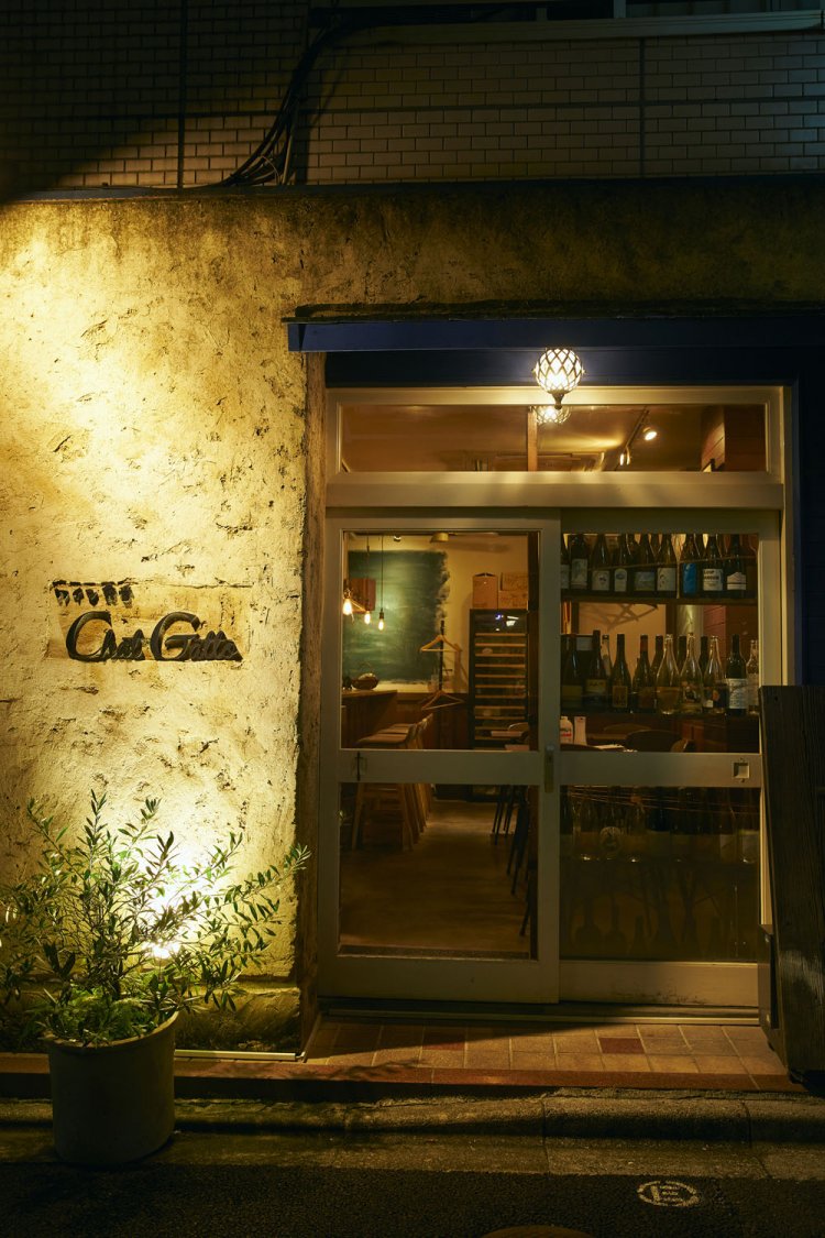 路地にひっそりと立つ。