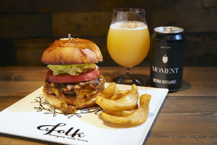 フォーキースモーキーベーコンチーズ1815円は、ビーフパティを炭火で焼くので香ばしい。うちゅうブルーイング1100円～の銘柄も随時入れ替わる。