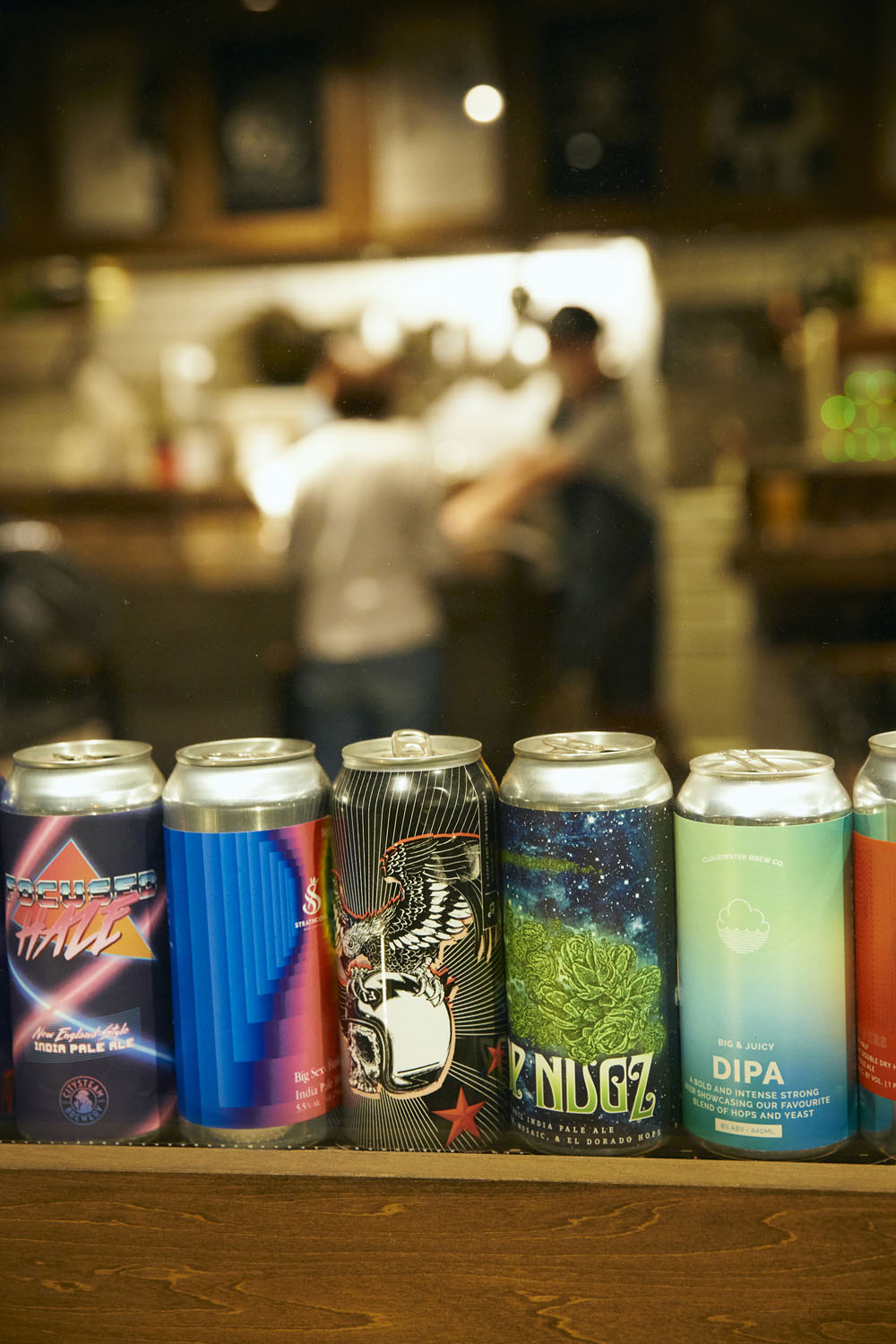 店内に並ぶ缶やボトルは、アメリカ西海岸のクラフトビールも多数。
