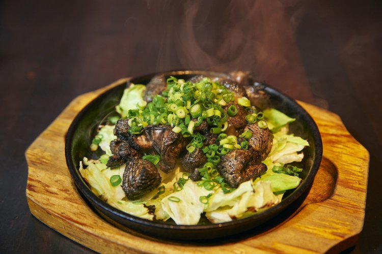 さつま知覧どりのもも肉とむね肉の2種黒焼き858円（並）。