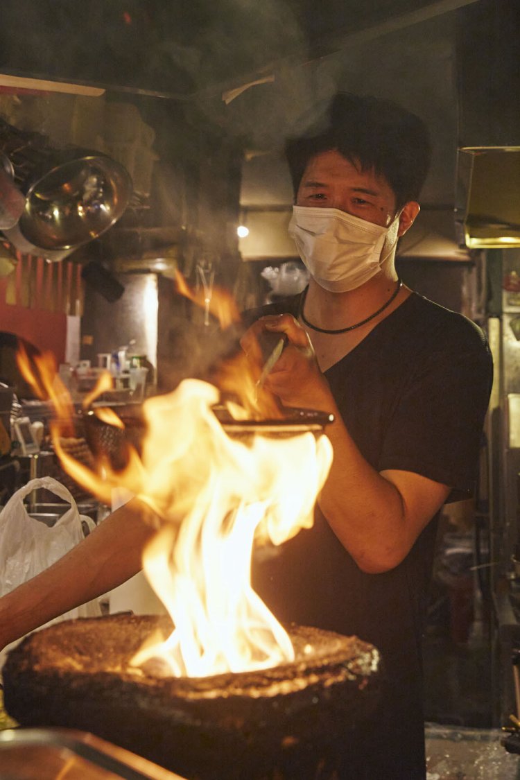 黒焼きは炭火で一気に仕上げる。