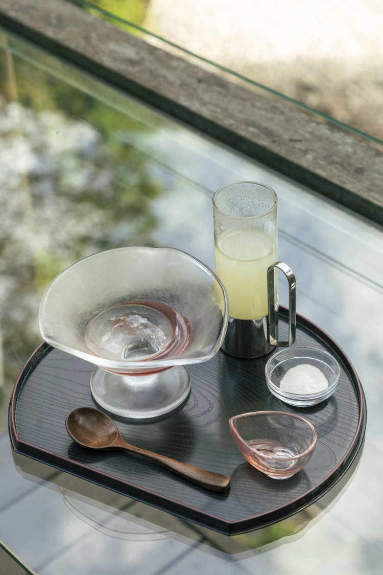 紅葉のしずく600円は、紅葉エキス入りのイチゴソースを添えた水餅。多摩産の柚子ジュース（温。冷あり）450円。※季節によって提供していない場合があります。