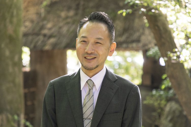 「別棟販売の焼き芋スイーツも人気です」と総支配人の乙訓（おとくに）康人さん。