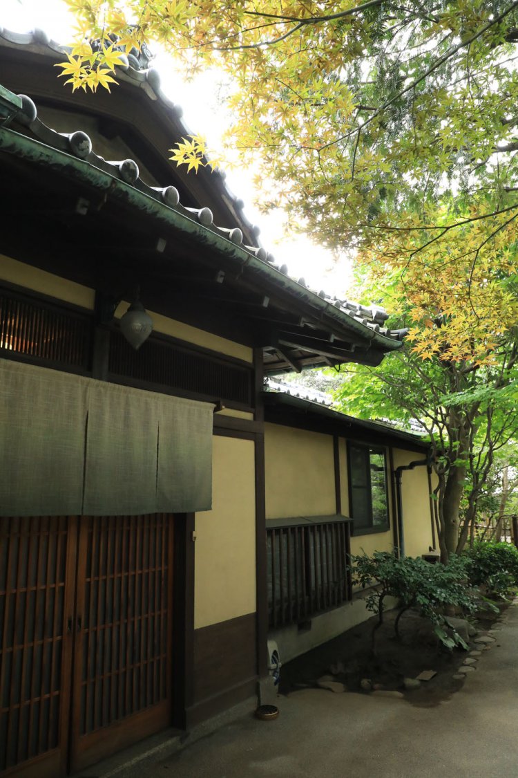 国指定の登録有形文化財『昭和の家』内にある。