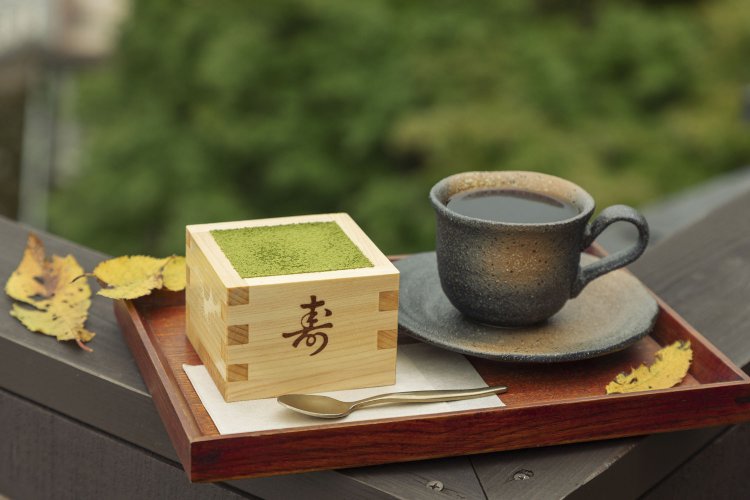 升ティラミス750円は、濃厚なクリームチーズと抹茶のコンビ。御神水で淹れたブレンドコーヒー600円。
