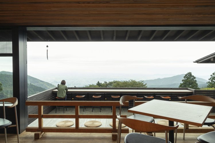 テラス席からは相模平野が一望に。