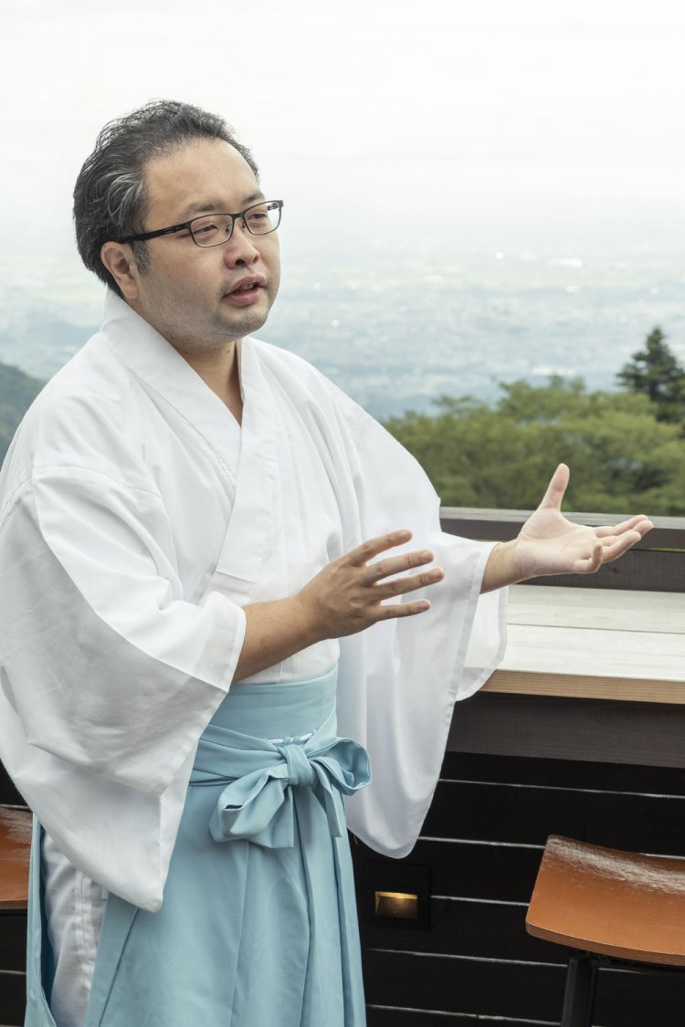 「11月下旬には、紅葉がライトアップされる予定です」と神職の目黒久仁彦さん。