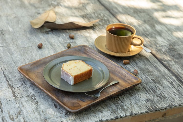 ウイークエンドシトロン・レモンケーキ500円。コーヒー（中煎り）550円。