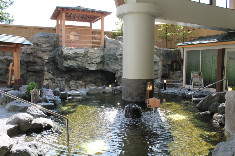 明るい日差しが心地よい風月の湯の露天風呂。