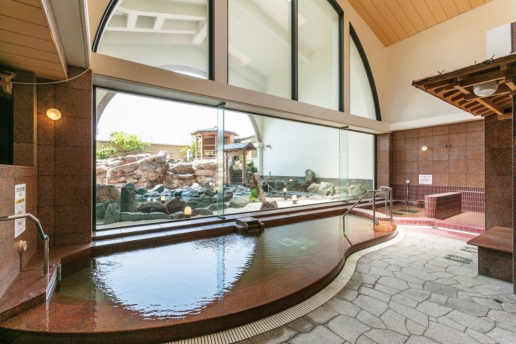 明るく清潔感があり、気持ちがいい花鳥の湯の内湯。