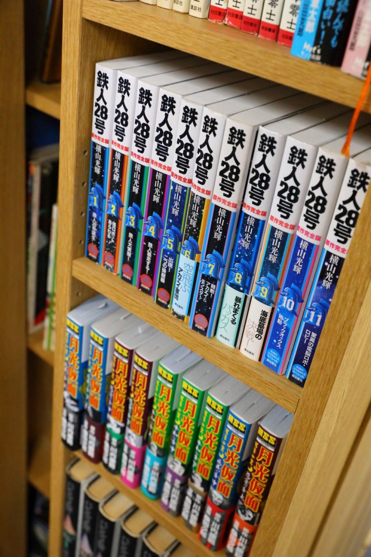 人気が高いのは漫画や写真集。座席には仕切りがあり、テレワークもOK。