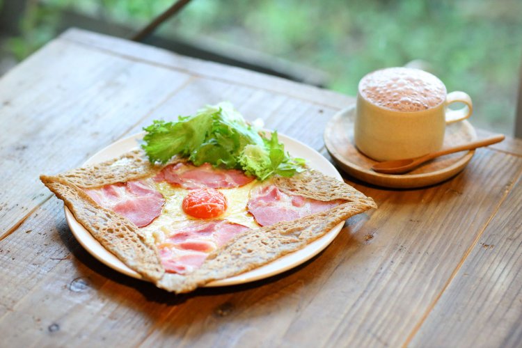 武州豚のショルダーハムガレット1000円。オーガニックココア550円。