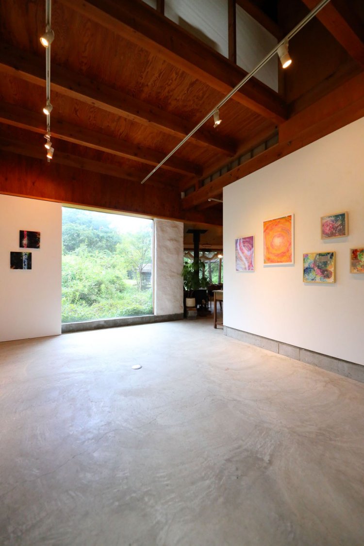 ギャラリーの展示内容は写真、絵画、インスタレーションなど多岐に渡る。保坂さんによる即興ライブや詩の朗読が行われることも。