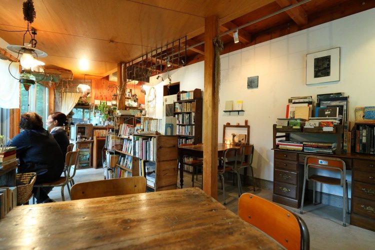 カフェには保坂さんが所蔵する本が。