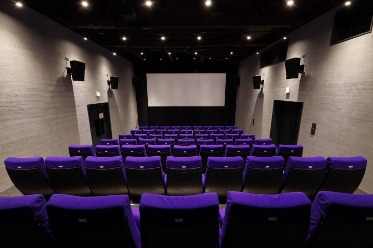 館内の椅子は、閉館した新潟・十日町シネマパラダイスから譲りうけたもの。