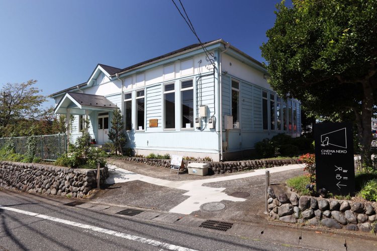 パステルブルーの爽やかな外観。