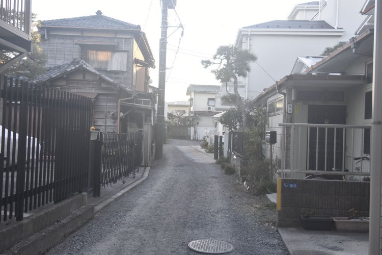 若宮大路幕府跡へ向かう路地。こんな雰囲気もいい。