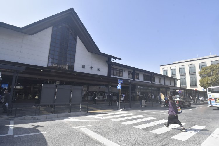 散歩の起点となる鎌倉駅の東口。いつ訪れても賑やか。