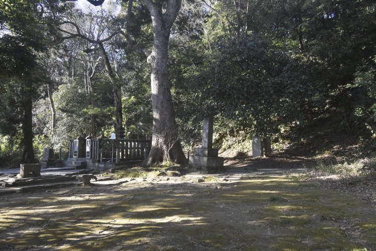 神社から石段を登ると法華堂跡とされる平場があり。