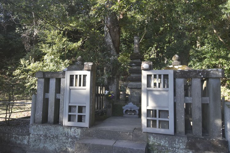 法華堂跡の一画に立つ源頼朝の墓。