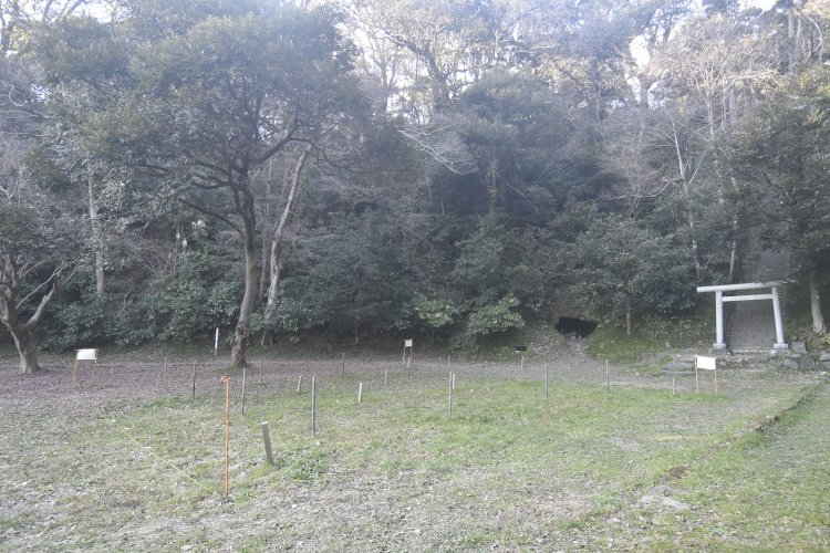 頼朝の法華堂の東側には北条義時の新法華堂跡が発掘された。