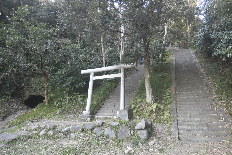 左側石段の上に大江広元の墓がある。