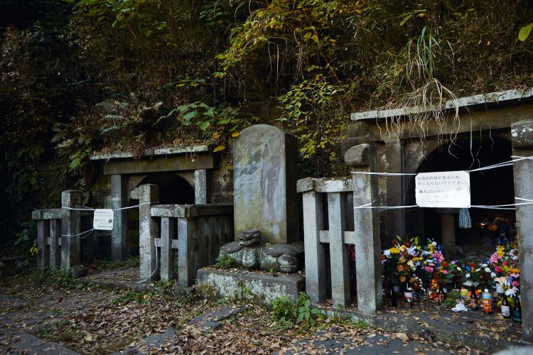 写真では２つしか写っていないが、墓は３つ並んでいる。真ん中（写真では右）が大江広元の墓。