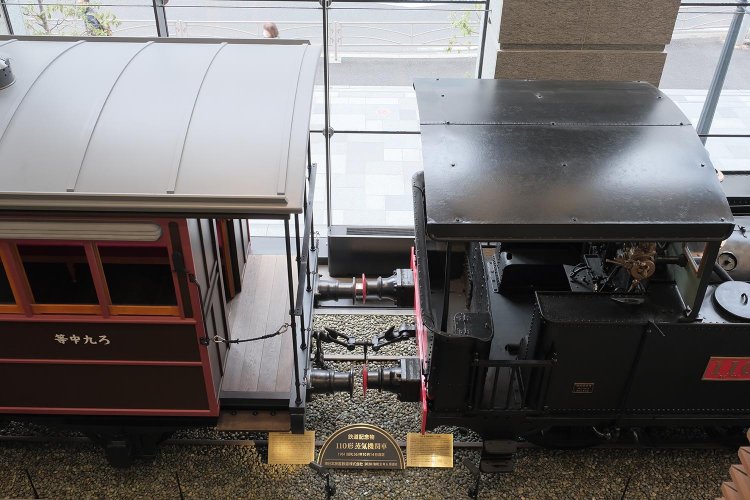 ２階踊り場からも車両を観察できる。連結器は現在のものとは異なり欧州と同様なねじ式タイプ。緩衝器（バッファー）も装備され、ヨーロピアンスタイルであった。