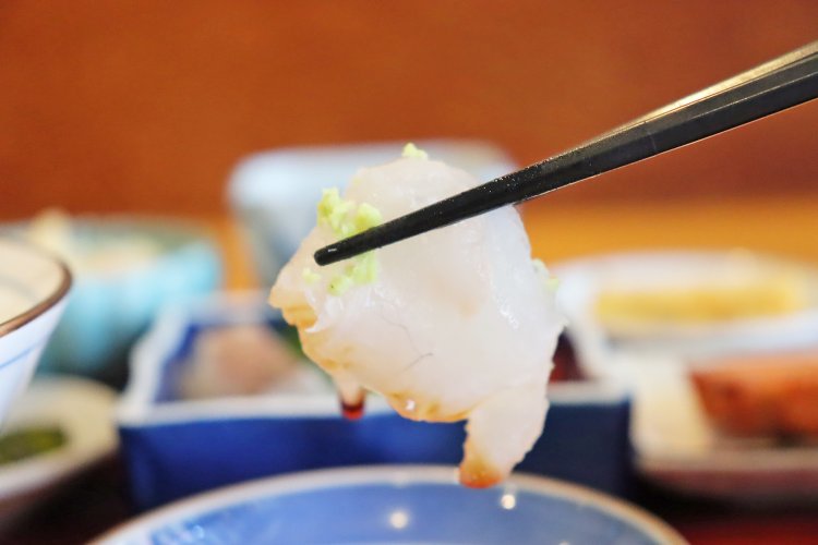 刺し身は、ヒラメに真鯛にマグロの中トロ。予想をはるかに超えた美味なる3点盛りだった。