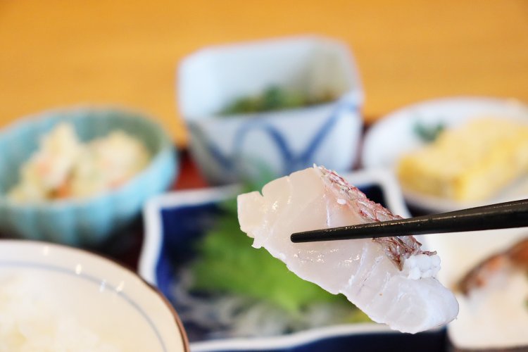 素材のよさだけでない、この包丁の技。惚れ惚れするほど美しい。