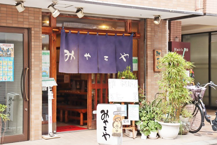 下町情緒漂うさりげない店構えに心惹かれる。