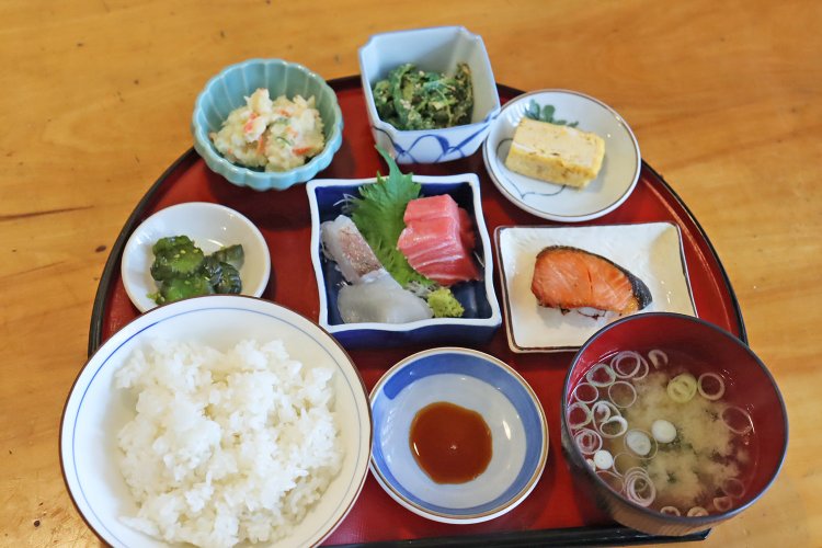 予想以上の品数に驚くおまかせ定食（B）1050円。