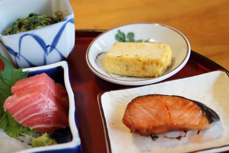 味わい深い鮭正油焼き、玉子焼きや菜の花のごま和えなど、色とりどりのおかずがうれしい。