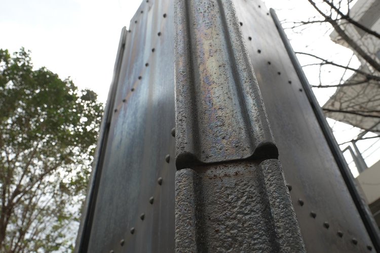 新南口改札の広場にある記念碑。ちょっと地味だけど近づくと柱部分には双頭レールが！