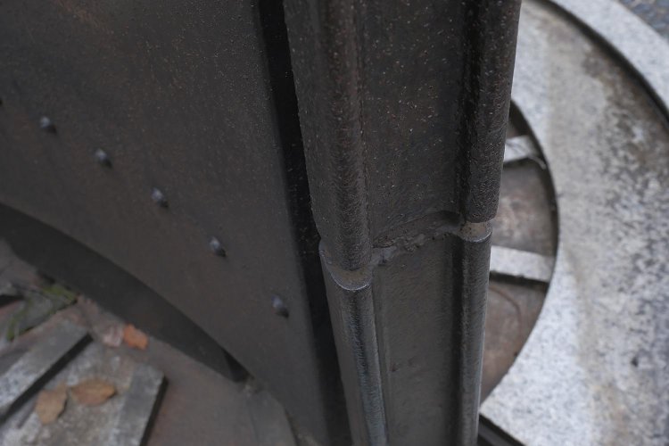 双頭レールは独特な「∞」の形状で見慣れない。側面に製造の刻印がないか探したが見当たらなかった。これが150年前のレールか……。