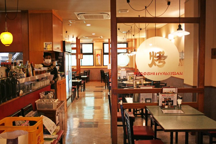 どことなく異国ムード漂う店内。食事を楽しむための大切なディテールだ。