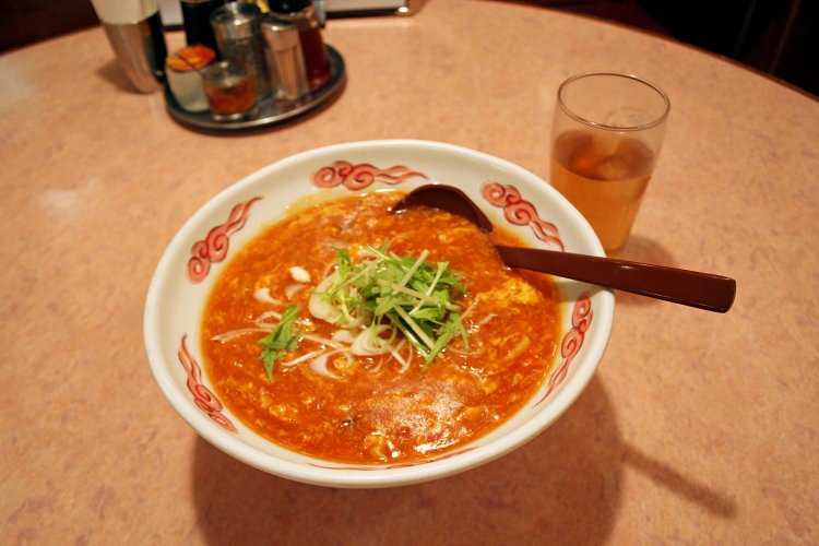 さまざまな野菜から出汁をとり、何度も試行錯誤を繰り返し完成させた特製スープ。ほかでは食べられない百番自慢の味だ。