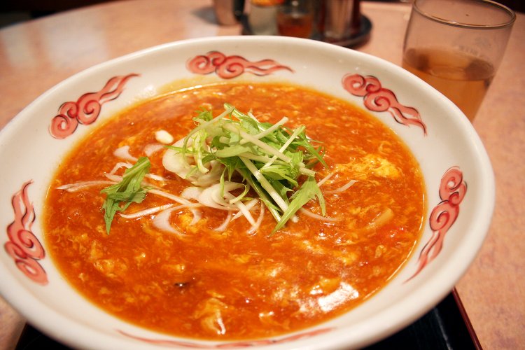 特製酸辣湯麵900円。試行錯誤を繰り返し完成させた特製スープ。百番自慢の味だ。